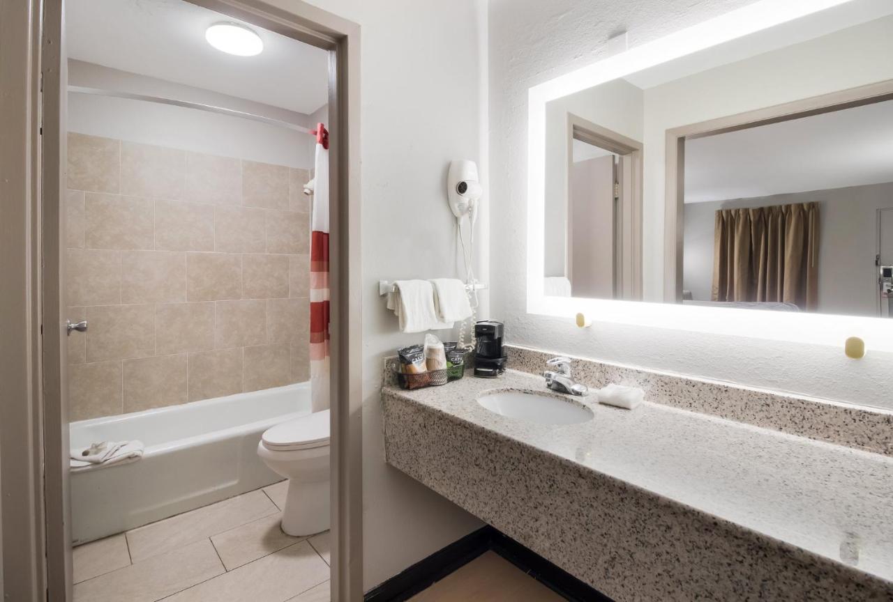 Red Roof Inn & Suites Jackson, Tn Экстерьер фото
