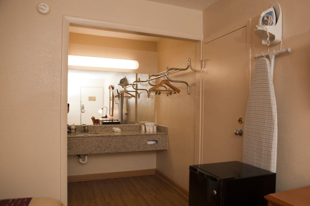 Red Roof Inn & Suites Jackson, Tn Экстерьер фото